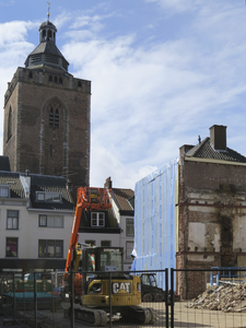 906469 Gezicht op het terrein waar het pand Steenweg 17 te Utrecht gesloopt is, vanaf de Hekelsteeg, met op de ...